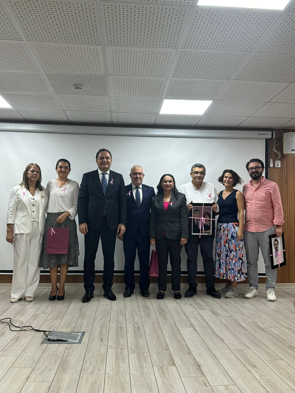 Doç. Dr. Cem Mirilli ve Başhemşiremiz Özlem Özen ile meme kanseri farkındalık ayı etkinlği gerçekleştirdik.